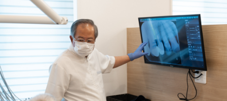 虫歯の進行を食い止る治療をする歯科医師